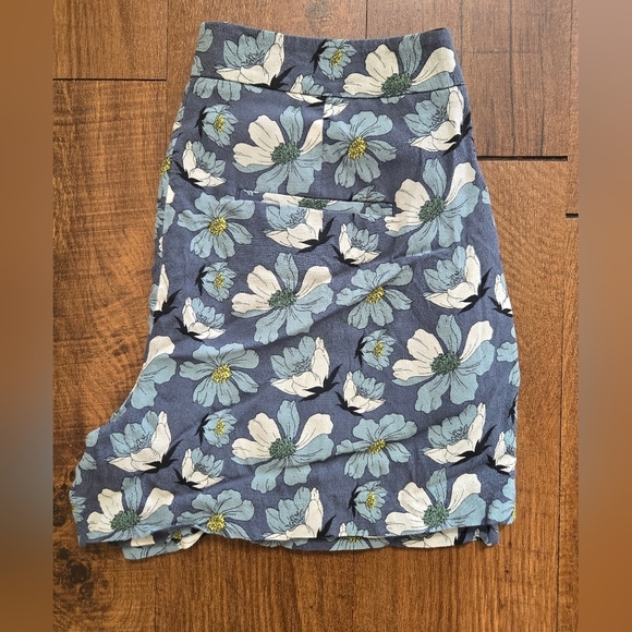 Loft Outlet Pleated Floral Shorts Size 6 - Picture 7 of 9